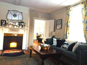 Smart TV, books, printers - Pet friendly, Family Homestead 1 hr from the coast!  (Winthrop)