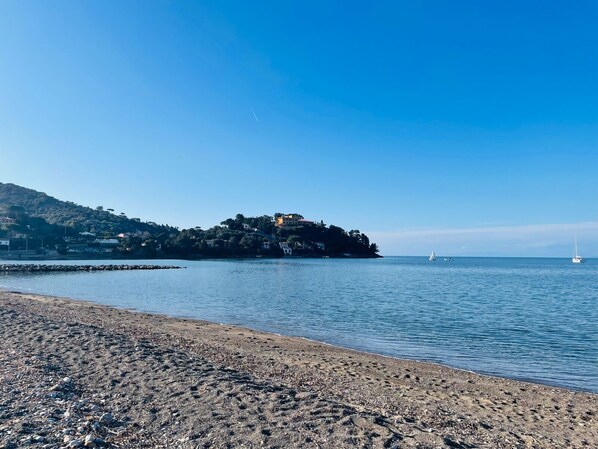 Una spiaggia nelle vicinanze