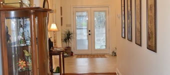 "Henrietta's Magnolia" Located 2 1/2 blocks from historic downtown Breaux Bridge