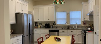 "Henrietta's Magnolia" Located 2 1/2 blocks from historic downtown Breaux Bridge