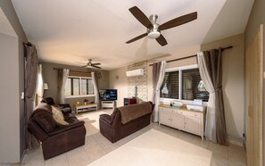 Fernseher, Netflix, Bücher, Streaming-Dienste