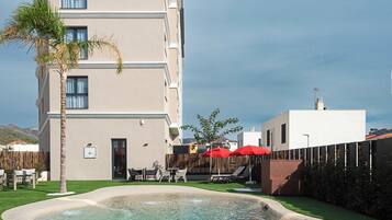 Una piscina al aire libre de temporada