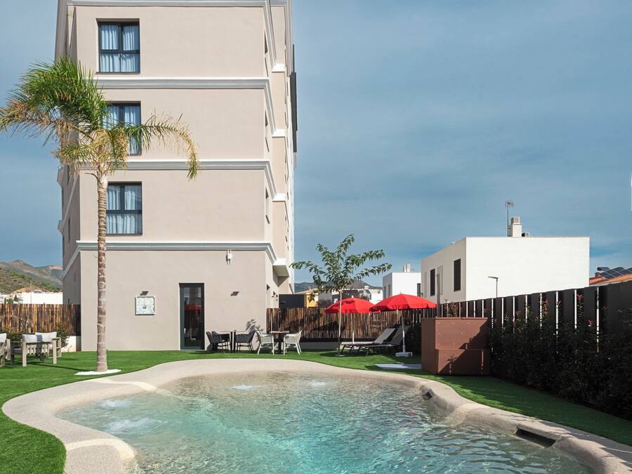 Una piscina al aire libre de temporada