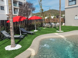 Seasonal outdoor pool - Hotel Sercotel Plana Suites (La Vall d'Uixo)