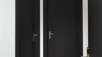 Un pasillo con dos puertas negras, una con la etiqueta 'A' y la otra con la etiqueta 'B'.