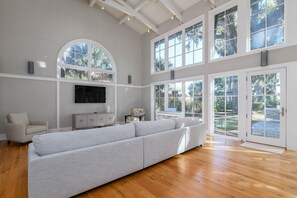 TV, fireplace