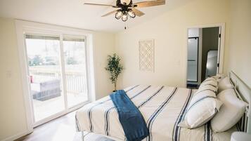 3 habitaciones, escritorio y tabla de planchar con plancha