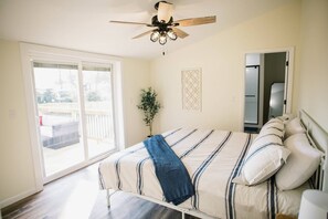 3 chambres, bureau, fer et planche à repasser, lit de bébé portatif