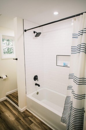 Hair dryer, towels - Kindred Spirits Retreat at Lake Marion - Pet Friendly Getaway Minutes from I-95! (Santee)