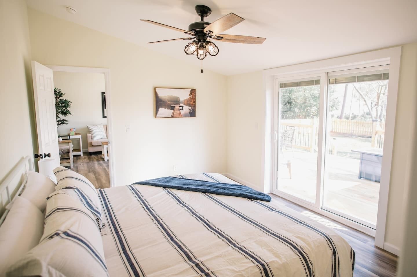 3 habitaciones, escritorio y tabla de planchar con plancha 