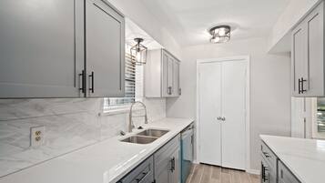 Family House, 5 Bedrooms | Private kitchen