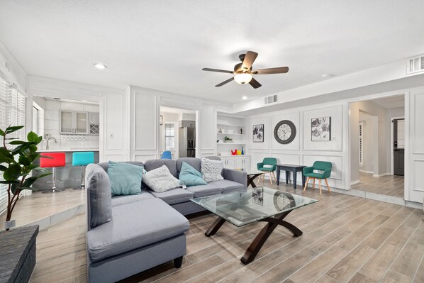 Family House, 5 Bedrooms | Living area - 2414 Pecan (McKinney)