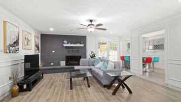 Family House, 5 Bedrooms | Living area