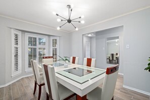 Family House, 5 Bedrooms | In-room dining