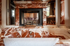 Honeymoon Suite, 1 King Bed, Balcony, Mountain View | Bathroom