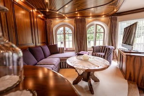 Suite de luna de miel, 1 cama King size, balcón, vista a la montaña | Área de sala de estar | Smart TV de 55 pulgadas con canales vía satélite, televisión y Netflix