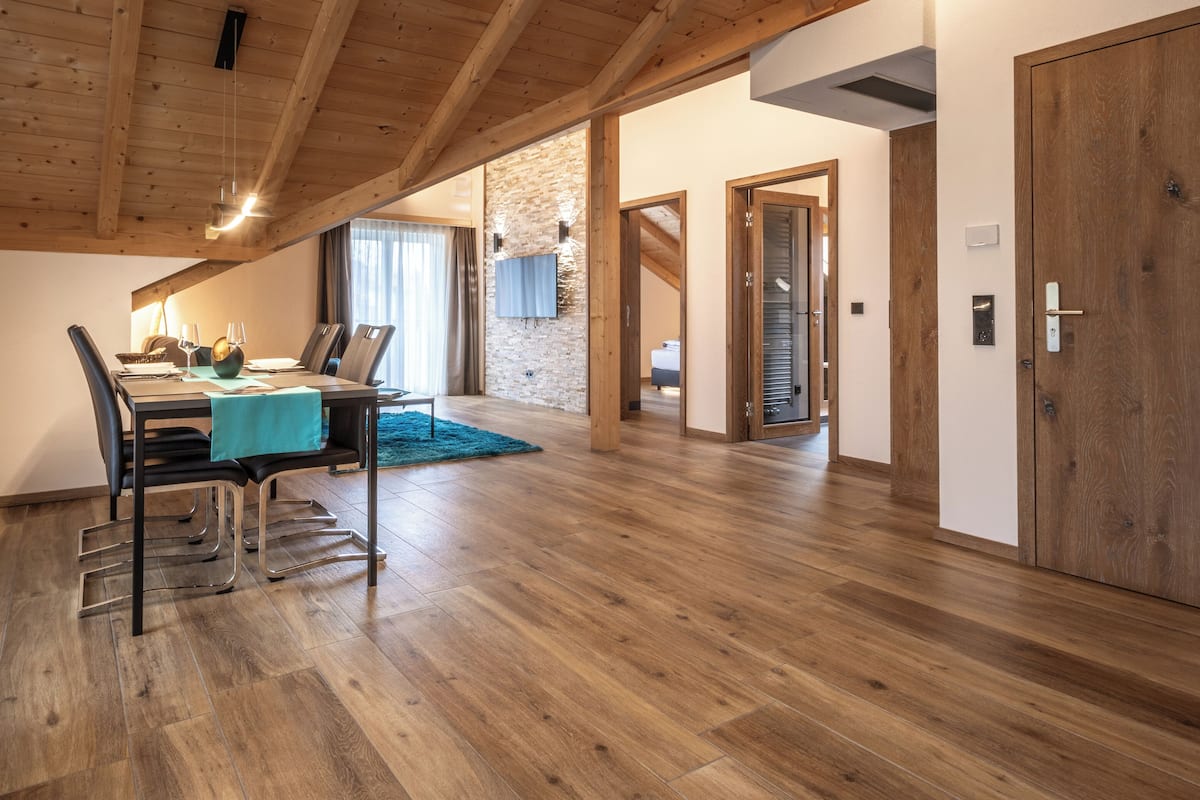 Penthouse, uitzicht op bergen | 1 slaapkamer, hypoallergeen beddengoed, een kluis op de kamer