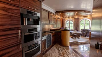 Honeymoon-Suite, 1 King-Bett, Balkon, Bergblick | Wohnbereich | 55-Zoll-Smart-TV mit Satellitenempfang, Fernseher, Netflix