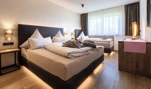 Duplex, 4 Bedrooms, Bathtub, Mountain View
