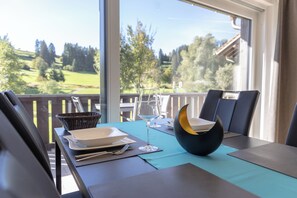 Duplex, 4 Bedrooms, Mountain View | Living area | 55-inch Smart TV with satellite channels, TV, Netflix