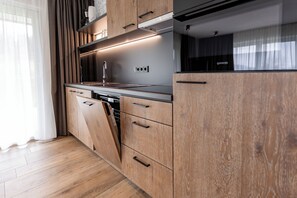 Dúplex, 3 habitaciones, vista a la montaña | Cocina privada | Refrigerador con congelador, microondas, horno y parrilla de estufa