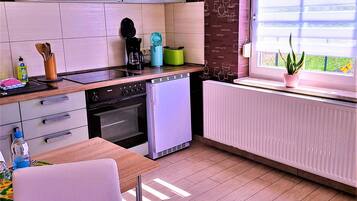 Kühlschrank, Ofen, Herdplatte, Wasserkocher mit Kaffee-/Teezubehör