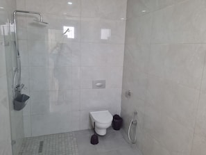 Dusche, Haartrockner, Handtücher