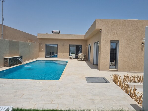 حمّام سباحة خارجي