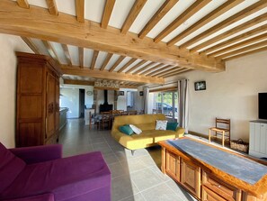 TV, fireplace, DVD player, books - Gîte 12/14 pers. in the countryside 10km from Barfleur and Saint-Vaast-la-Hougue (Teurthéville-Bocage)