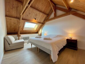 4 bedrooms, desk, iron/ironing board, free WiFi