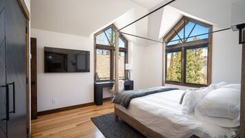 4 habitaciones, escritorio y tabla de planchar con plancha