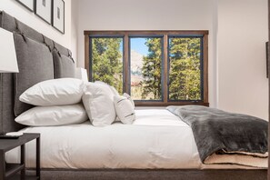 4 habitaciones, escritorio y tabla de planchar con plancha 