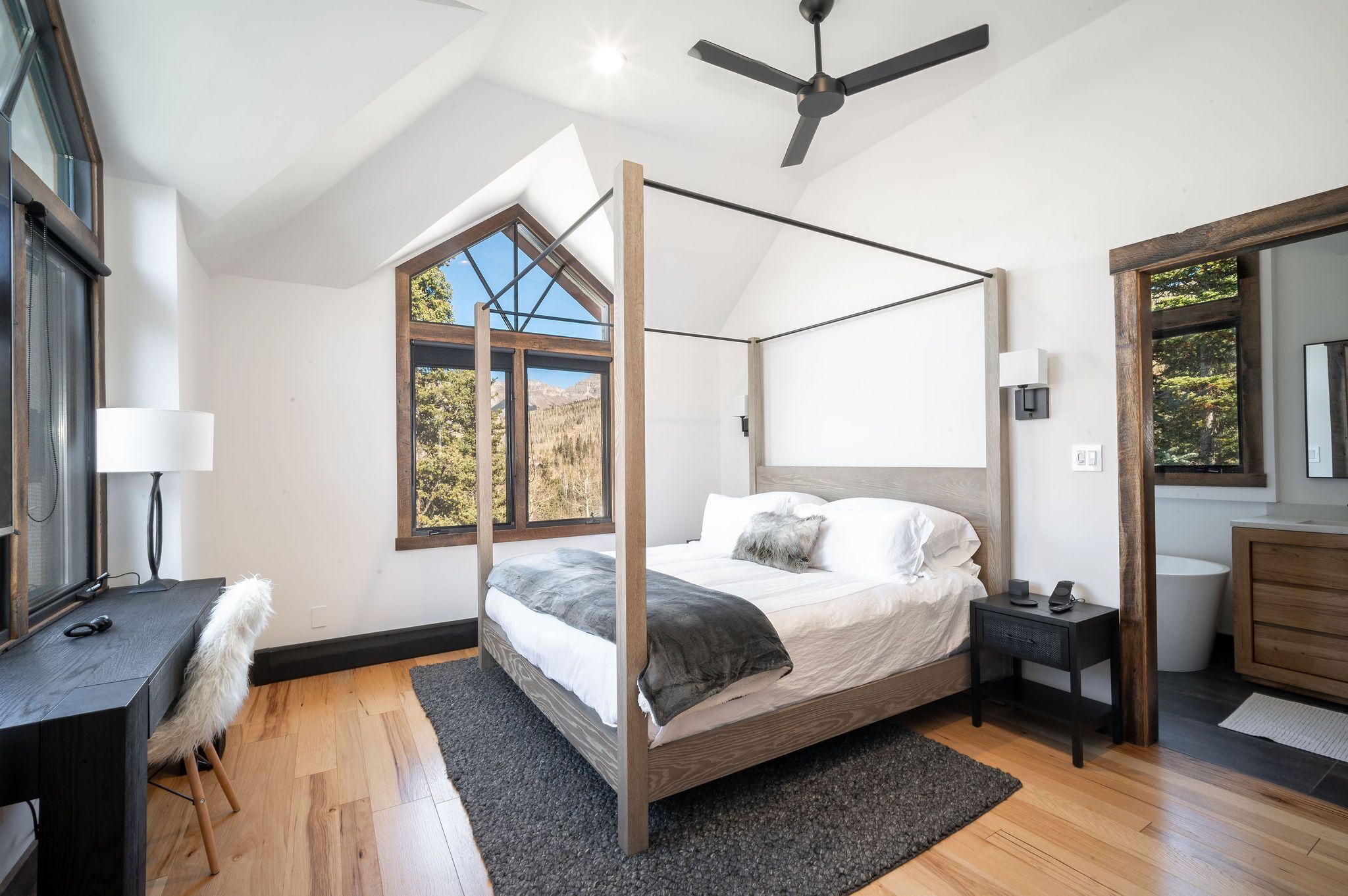 4 quartos, escrivaninha, ferros/tábuas de passar roupa, berço de viagem