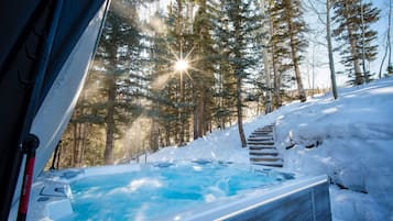 Tina de hidromasaje al aire libre