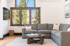 Una Smart TV, una chimenea, un futbolín, una mesa de tenis de mesa