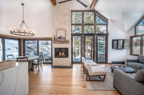 Direct Ski In/Out Private Single Family; Brand New 10 Person Hot-Tub!