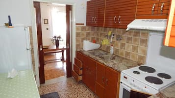 Apartment, Multiple Beds | Private kitchen | Fridge, microwave, oven, stovetop