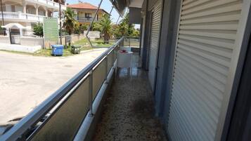 Apartament, diversos llits | Àrea exterior de l'allotjament
