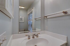 Combined shower/tub, jetted tub, hair dryer, towels