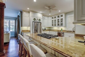 Fridge, microwave, oven, stovetop - 20 Canvasback: Beautiful Compound w/ Pool, 4th row (3 min walk) to the Ocean (Hilton Head Island)