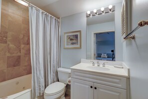 Combined shower/tub, jetted tub, hair dryer, towels
