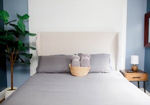 1 chambre, bureau, fer et planche à repasser, lit parapluie