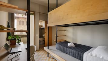 1 habitación, escritorio y espacio para trabajar con laptop