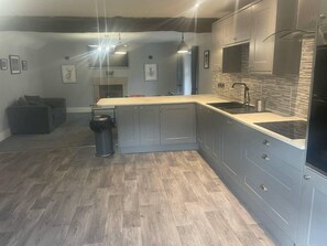 Apartament | Cuina privada | Frigorífic, microones, forn i placa de cuina 