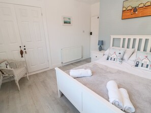 2 Schlafzimmer, individuell dekoriert, individuell eingerichtet