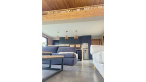 Smart-TV, peis, bøker og stereoanlegg