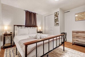 4 bedrooms, desk, iron/ironing board, WiFi