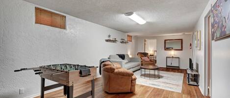 Fernseher, Kamin, Tischfußball, Bücher