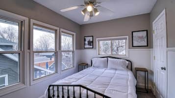 4 bedrooms, desk, iron/ironing board, travel crib