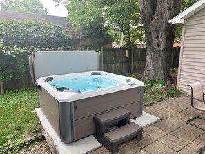 Outdoor spa tub - The Gathering House — Hot Tub | Arcade Attic | Fenced Yard | Sleeps 10 (Des Moines)